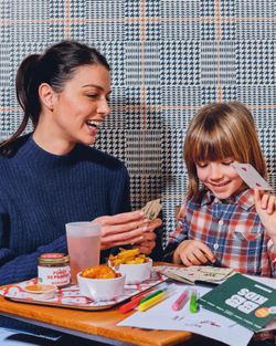 Enfants et adultes dégustent des burgers bio dans un restaurant burger kids friendly de Bioburger Wacken.