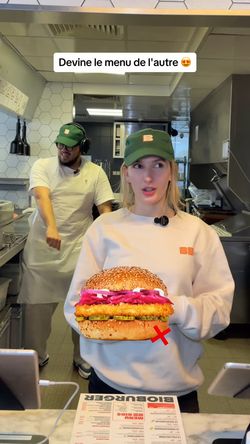 Une employée présente un burger au sésame dans le restaurant Bioburger, à Montorgueil.
