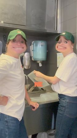 Deux employées du Bioburger Rosa Parks en tenue de travail lavent de la vaisselle dans l'espace cuisine du restaurant burger.