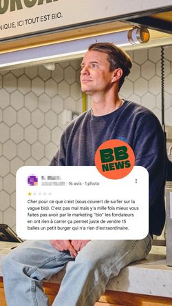 Personne assise au comptoir d'un restaurant bio, décor à motifs géométriques en arrière-plan.