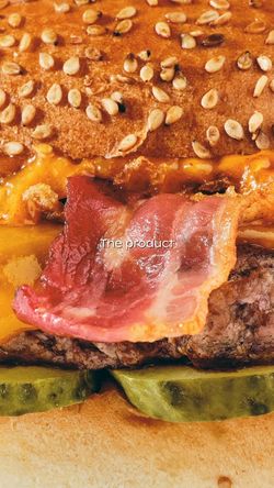 Burger bio avec bacon, fromage fondu, cornichons et pain au sésame servi au restaurant Bioburger Grenoble Brocherie.