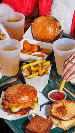 Savoureux burgers bio accompagnés de frites, du poulet et des boissons dans un cadre convivial.