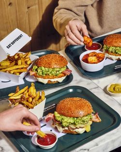 Restauration bio avec hamburgers variés, frites croustillantes et sauces diversifiées.