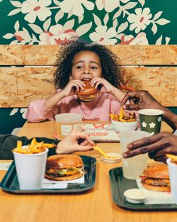 Restaurant burger bio et kids friendly proposant burgers, frites et boissons dans un cadre coloré et convivial.