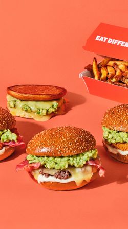 Des burgers bio garnis de bacon, guacamole et fromage, accompagnés de frites maison au restaurant Bioburger Batignolles.