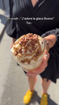 Un verre de glace au caramel, garni de pépites et crème chantilly.
