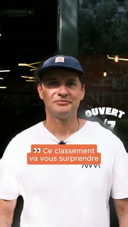Un homme en casquette bleue et t-shirt blanc devant la porte d'entrée du restaurant Bioburger Grenoble Brocherie.