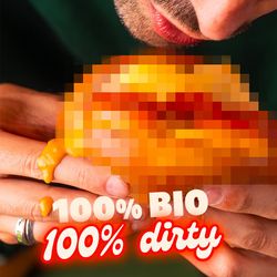 Un burger bio, débordant de fromage, tenu entre les mains d'une personne.
