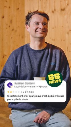 Client tenant un verre dans un restaurant avec intérieur en bois, ambiance décontractée chez Bioburger Gobelins.