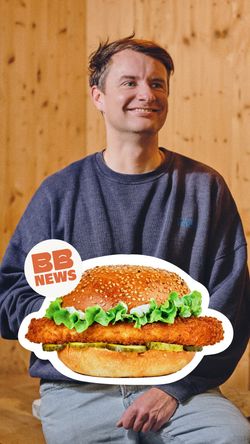 Sandwich au poulet croustillant avec laitue dans un pain à sésame, présenté par Bioburger Bordeaux Belcier