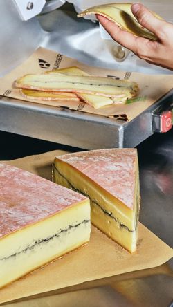 Fromages artisanaux tranchés pour sandwiches dans le restaurant burger bio Bioburger Batignolles.