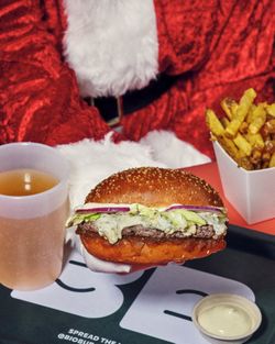 Un burger bio savoureux accompagné de frites, servi avec une boisson dans un restaurant adapté aux enfants.