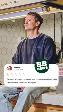 Jeune homme assis dans un restaurant bio au mur carrelé et ambiance lumineuse, avec avis client affiché en premier plan.