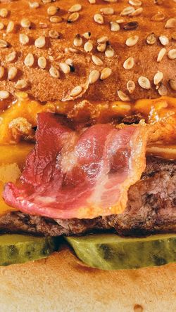 Burger bio avec bacon, cornichons, cheddar fondu et pain aux graines de sésame au restaurant Bioburger Bordeaux Gambetta.