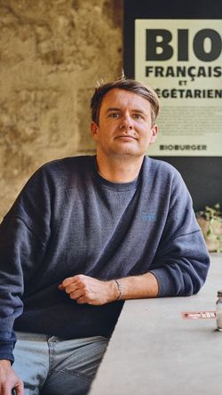 Client assis au comptoir du Bioburger Angers Foch, restaurant bio spécialisé en burgers bio et cuisine végétarienne.
