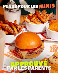 Un burger avec fromage et sauce, accompagné de frites, adapté aux enfants et approuvé par les parents.