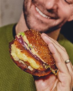 Burger bio avec fromage fondant, salade et oignons rouges dans un pain au sésame, servi au restaurant Bioburger Nancy.
