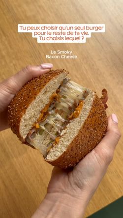 Burger Döner du Bioburger Lyon Opéra avec pain aux graines de sésame, fromage fondu et bacon croustillant.