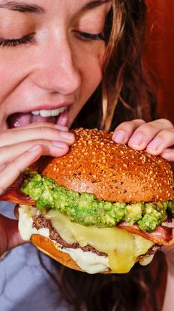 Dégustation d'un burger au sésame avec avocat, fromage et viande, au Bioburger Metz Saint Jacques.