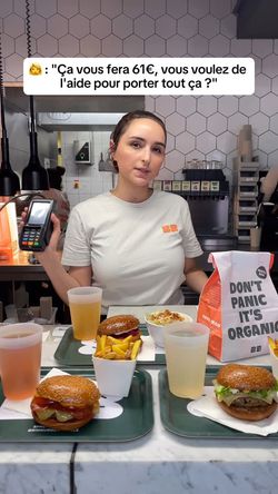 Commandes présentées sur un plateau avec burgers bio, frites, et options végétariennes.