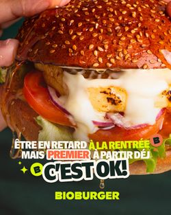 Burger garni de tomates, laitue et poulet, servi dans un pain au sésame, au restaurant bio Bioburger Lyon Part-Dieu.