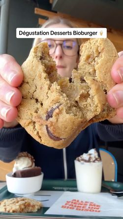 Cookie moelleux et croquant, préparé avec des ingrédients bio, sur la table de Bioburger Montorgueil.