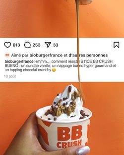 Un sundae vanille avec un nappage gourmand de chocolat et des morceaux croustillants.