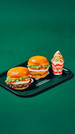 Deux burgers bio et un dessert glacé caramel disposés sur un plateau noir, typique du restaurant Bioburger Angers Foch.