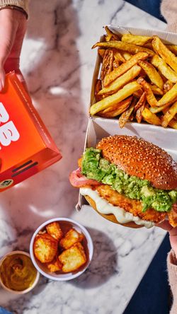 Savoureux burger bio avec guacamole, frites dorées et petits desserts dans une ambiance familiale.