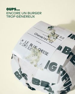 Emballage d'un burger généreux avec une étiquette mentionnant "Le Blue Cheese" au restaurant Bioburger Bordeaux Gambetta.