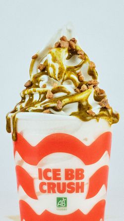 Crème glacée bio avec sauce caramel et éclats croquants dans un gobelet marqué Bioburger Angers Foch