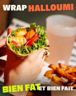Wrap halloumi avec légumes frais, accompagné de frites croustillantes. Option végétarienne.