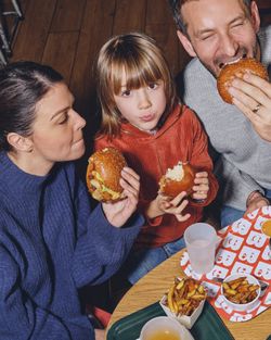 Bioburger Bordeaux Belcier offre des burgers bio dans un cadre convivial pour toute la famille.