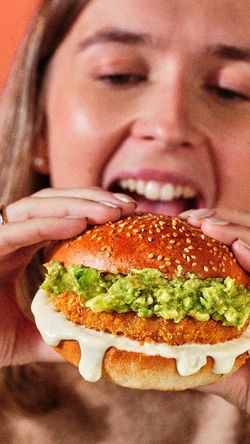 Savoureux burger bio avec une garniture d'avocat, servi dans un pain aux sésames. Bioburger Batignolles.