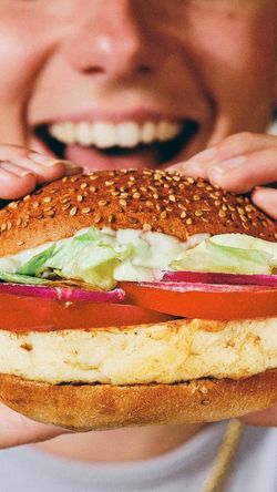 Savoureux burger avec pain au sésame, laitue, tomate et sauce, servi au Bioburger Salon Morgan.