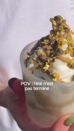 Crème glacée bio avec sauce caramel et éclats de pistache servie dans un verre chez Bioburger Montorgueil
