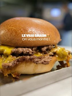 Burger bio smash avec viande et fromage fondant au restaurant burger bio Bioburger Lyon Opéra