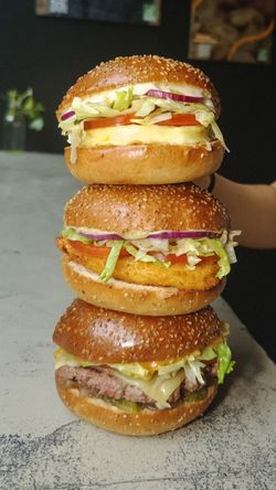 Une tour de burgers bio avec garnitures fraîches, au sésame, idéale pour toute la famille.