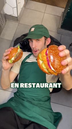 Deux burgers biologiques, l'un végétarien et l'autre végan, présentés dans un restaurant.