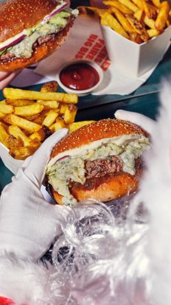 Savourez un burger bio de qualité, accompagné de frites croustillantes au Bioburger Gobelins.