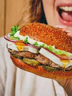 Burger bio avec steak, fromage, cornichons, salade et oignons dans un pain aux graines chez Bioburger Strasbourg Bateliers