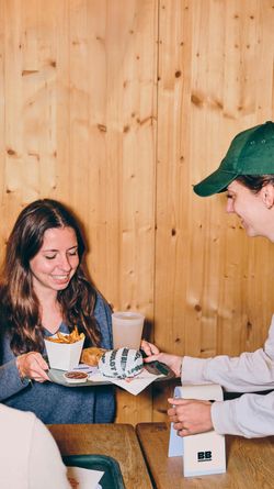 Repas servi dans un cadre convivial au restaurant bio Bioburger Rosa Parks.
