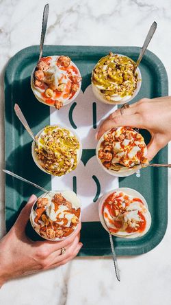 Coupes de glaces avec différentes garnitures présentées sur un plateau vert du restaurant Bioburger Lyon Opéra.