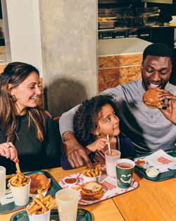 Famille dégustant des burgers et frites au restaurant burger bio Bioburger Nancy, ambiance conviviale et kids friendly.