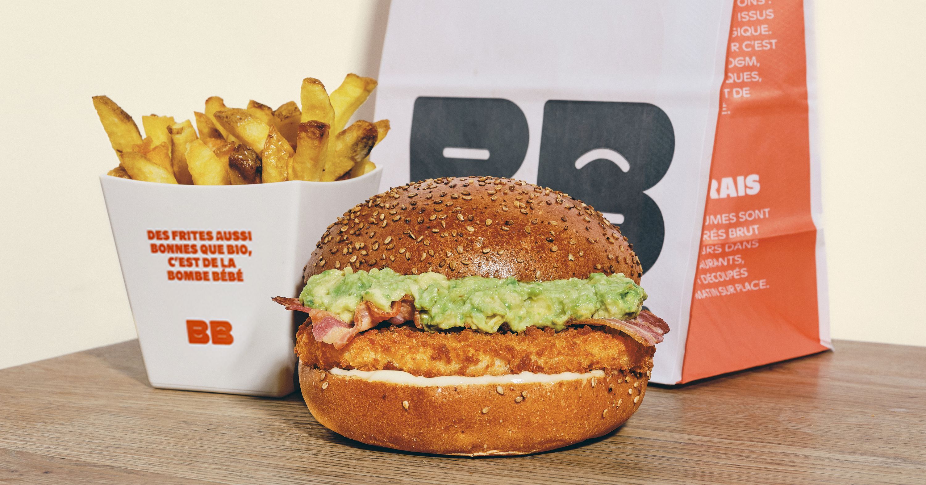 Savoureux burger bio avec avocat, bacon et frites, au Bioburger Clermont Jaude.