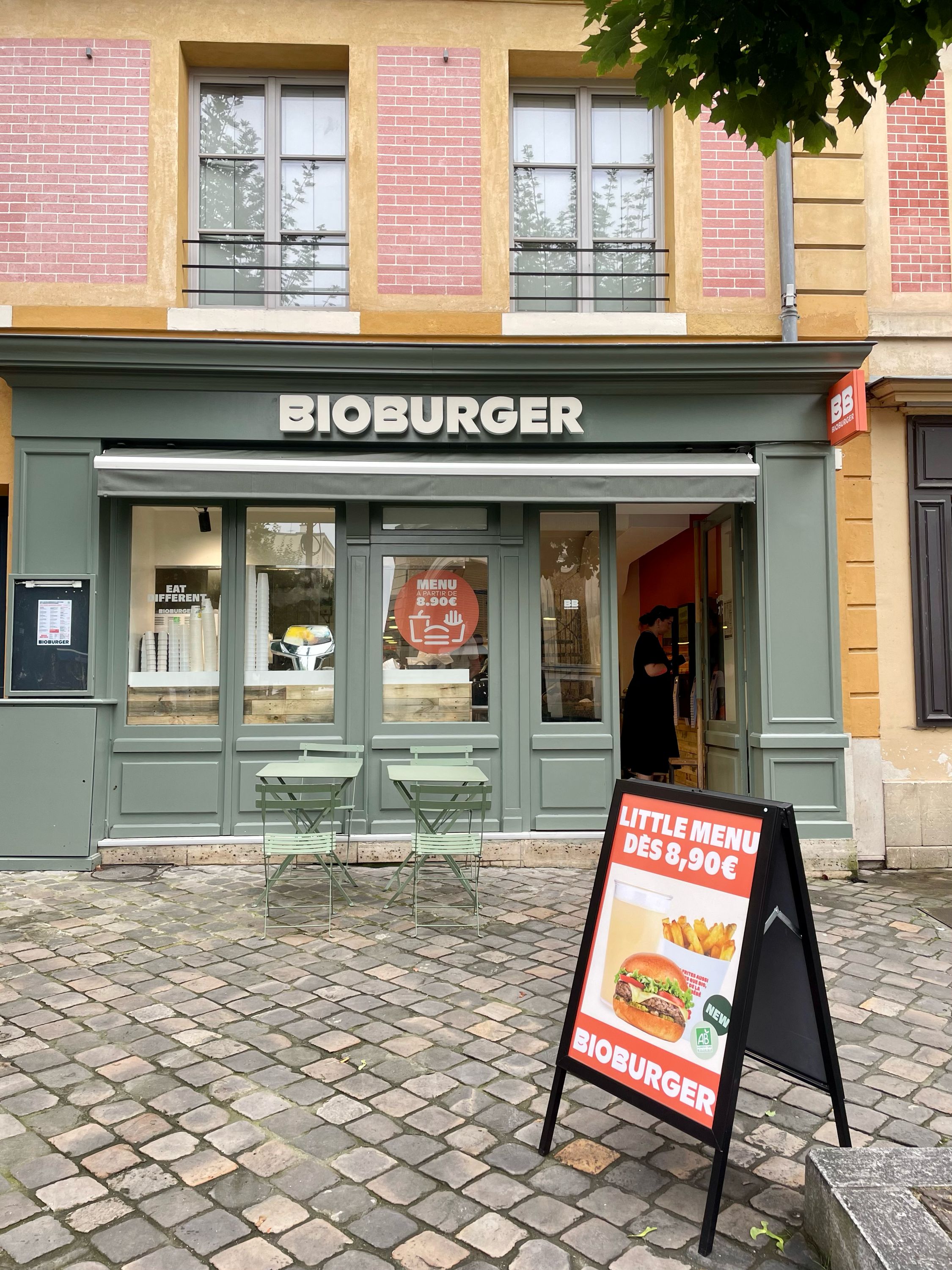 Restaurant Bioburger à Versailles, proposant des burgers bio, végétariens et vegan.