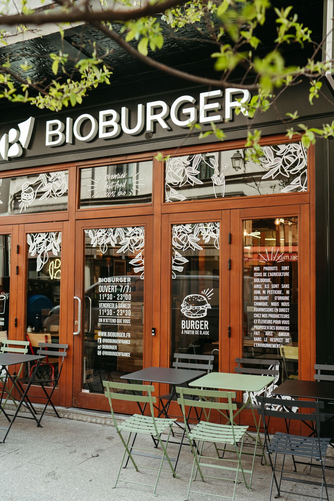 Restaurant Bioburger Le Marais avec une façade en bois, affichant un menu bio, burgers végétariens et vegans.