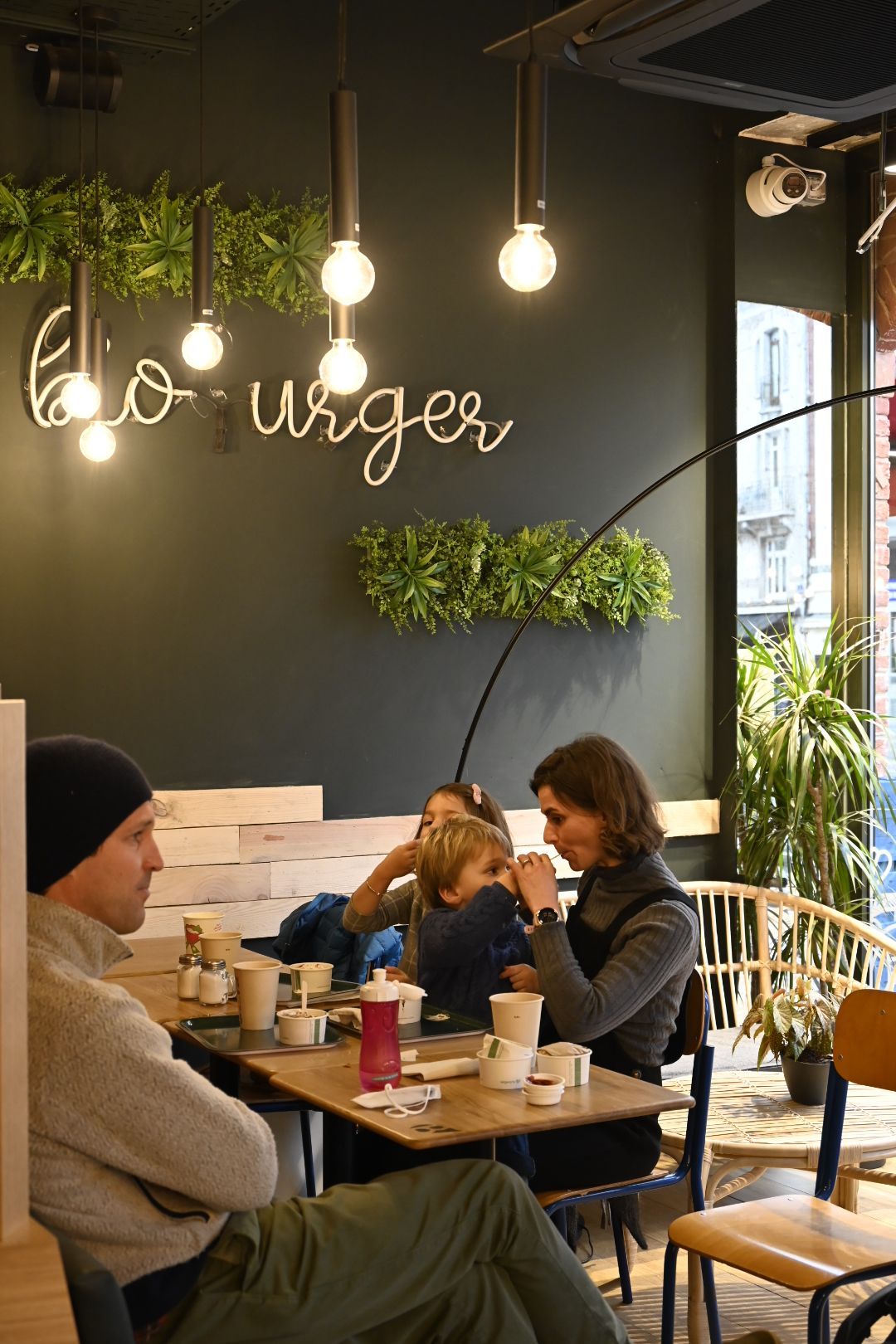 Ambiance chaleureuse au Bioburger Lille Bethune avec des clients savourant des burgers bio et végétariens.