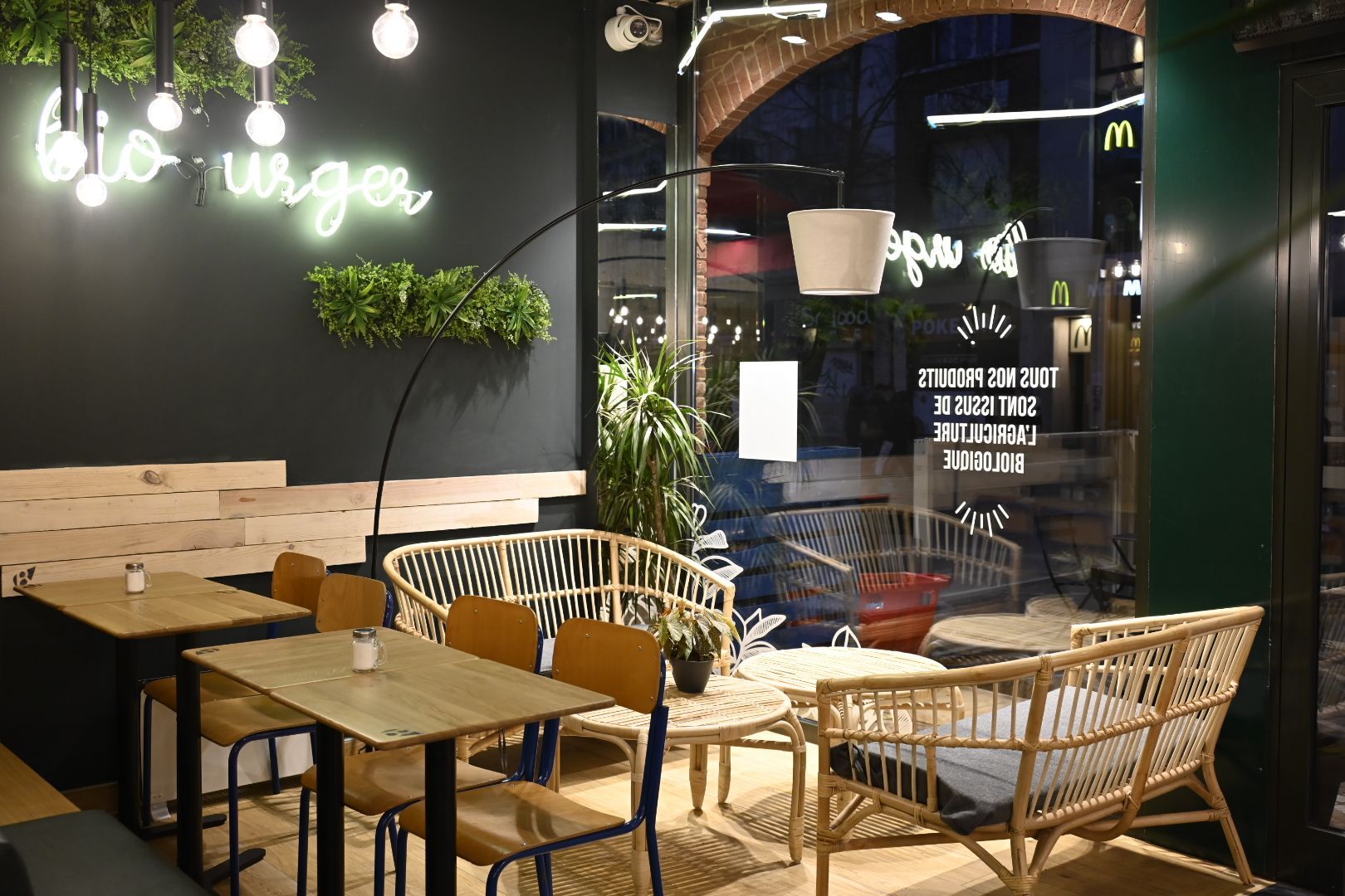 Espace intérieur du restaurant Bioburger Lille Bethune avec des tables en bois et une décoration végétale.