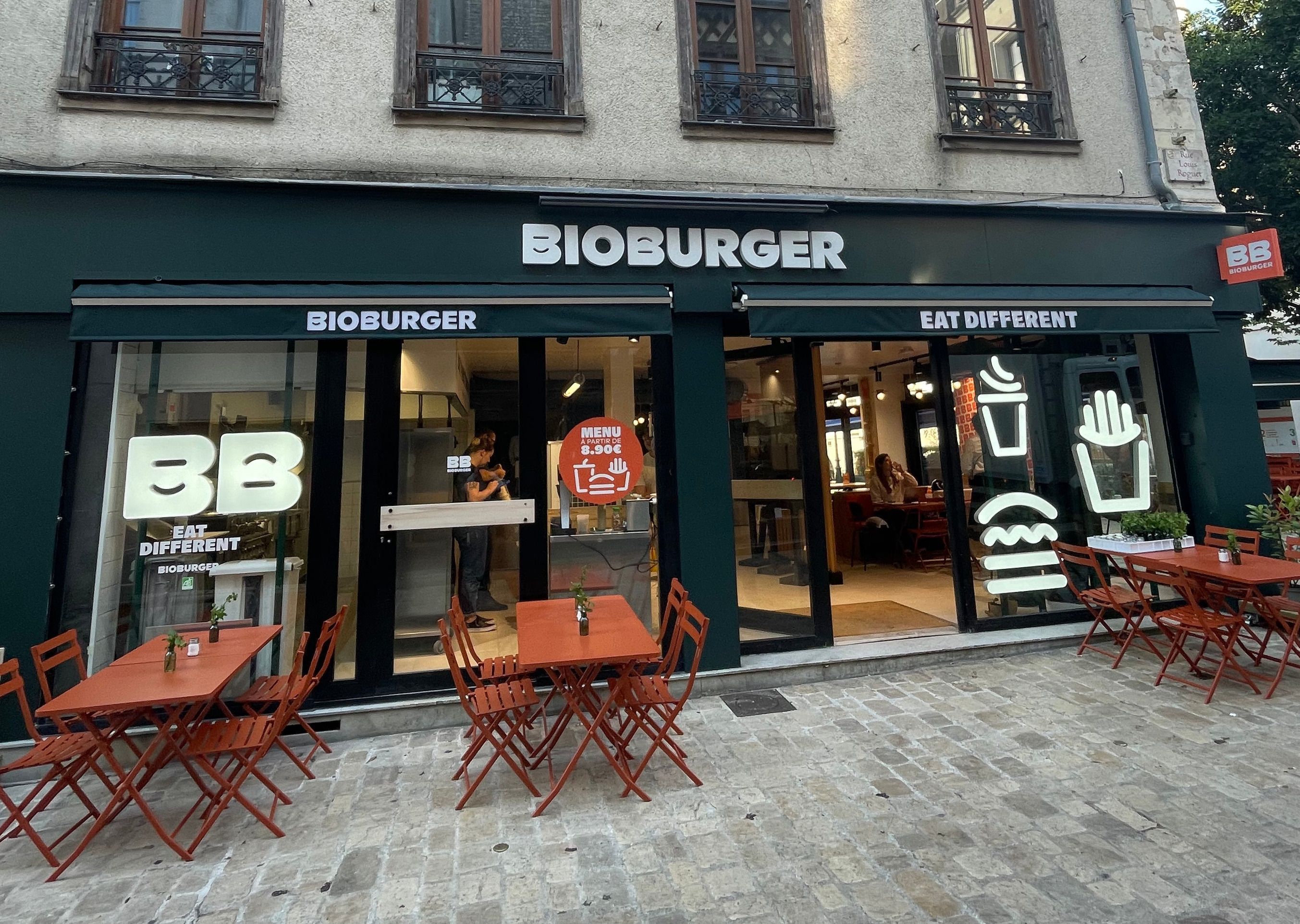 Restaurant Bioburger à Orléans, offrant des burgers bio, vegan et végétariens en extérieur.
